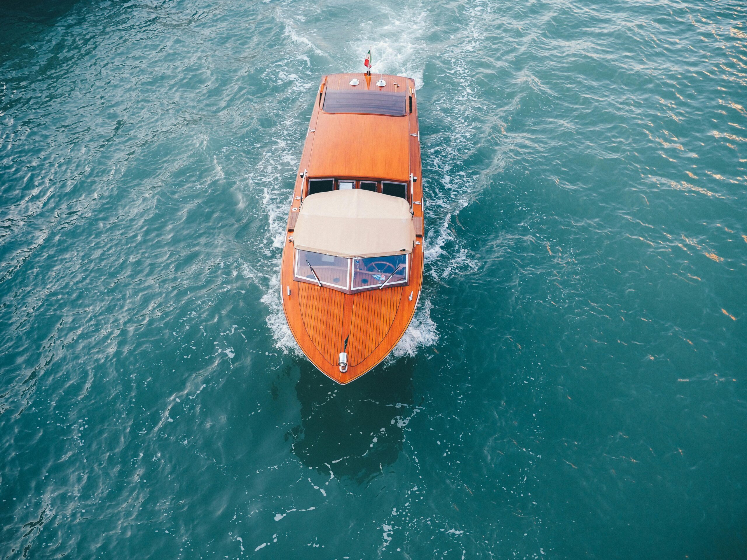 barco naranja alquilado en mallorca