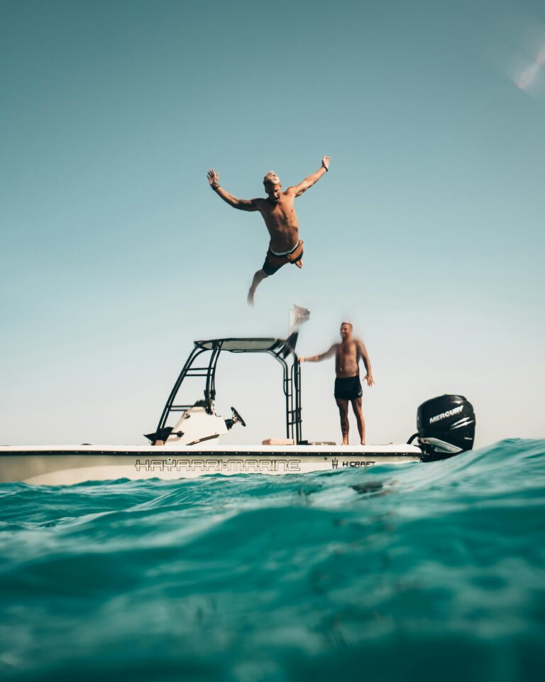 hombres disfrutando de su barco de alquiler en alcudia