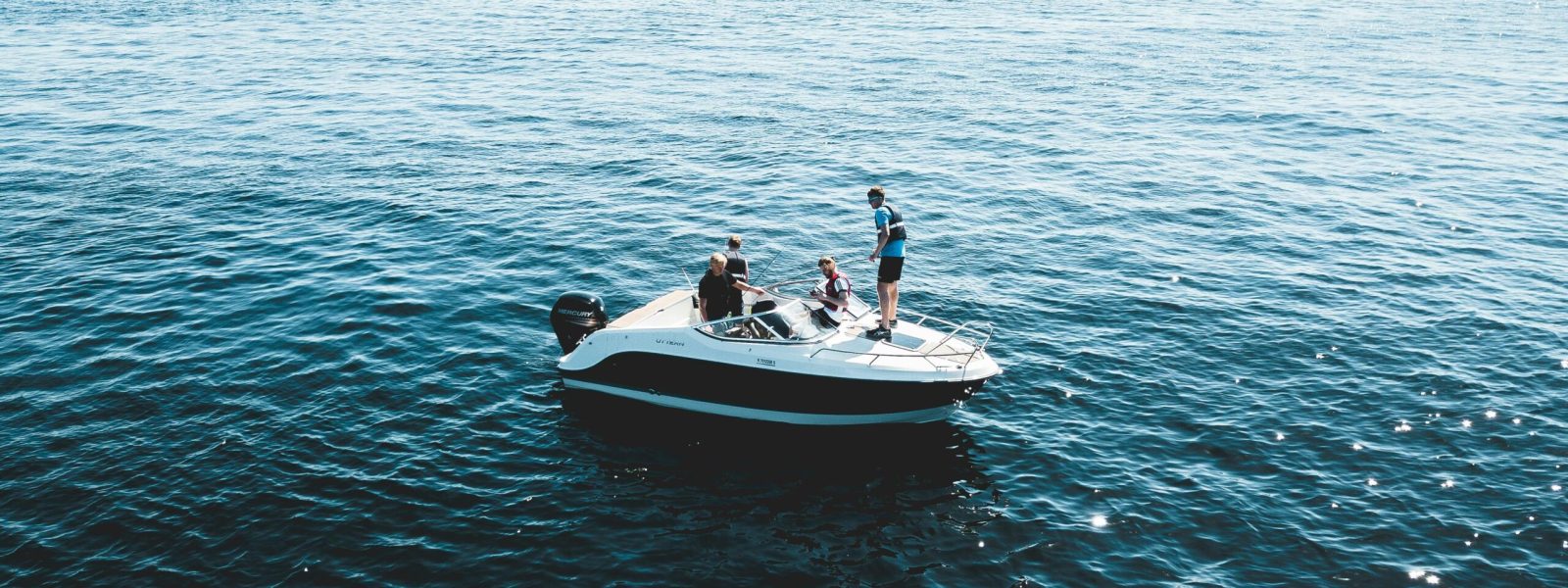 lancha pequeña alquilada navegando por palma de mallorca